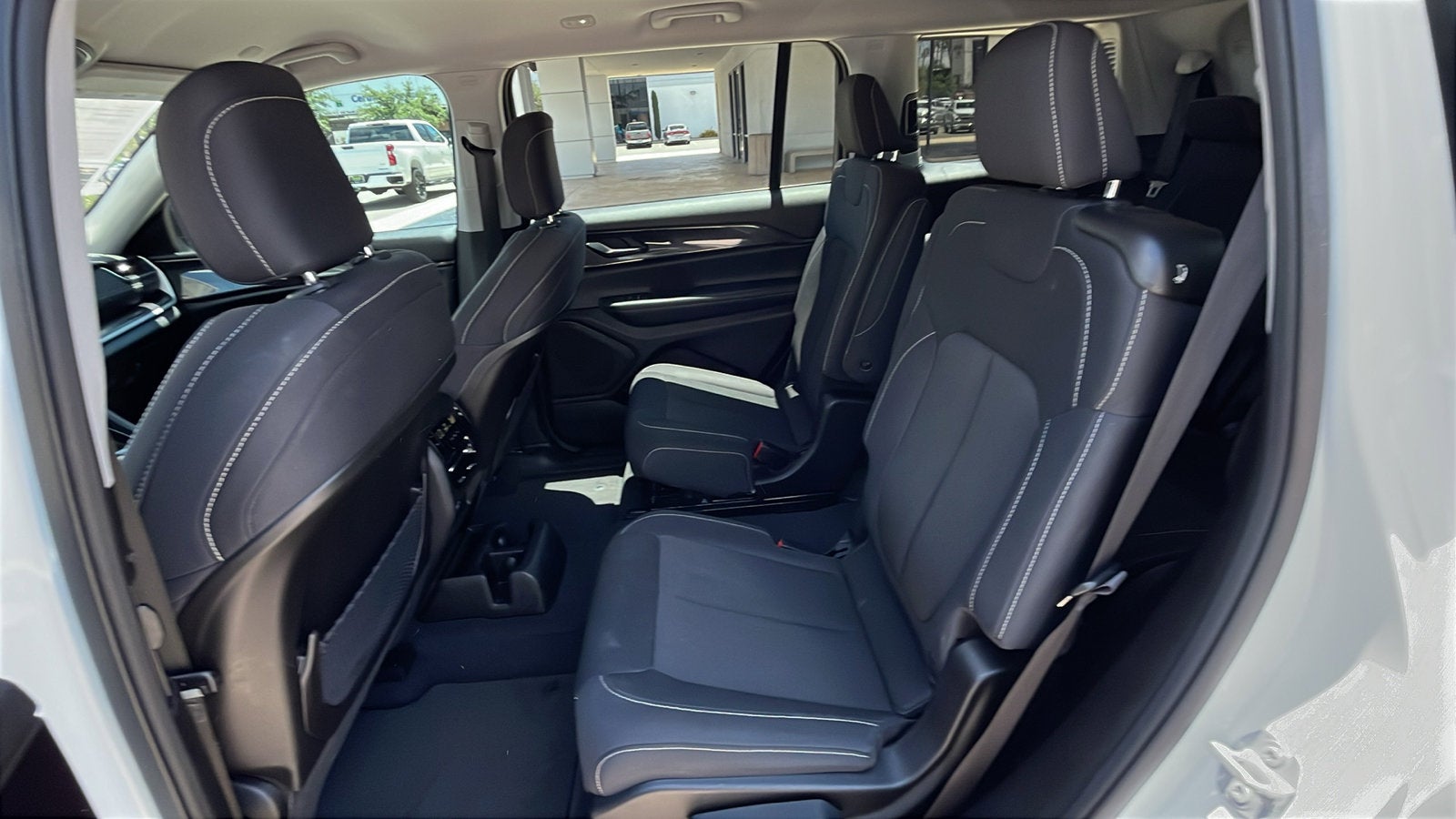 2023 Jeep Grand Cherokee L Laredo 4x4