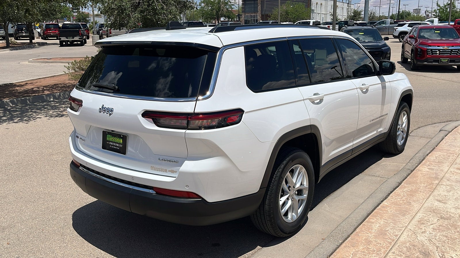 2023 Jeep Grand Cherokee L Laredo 4x4