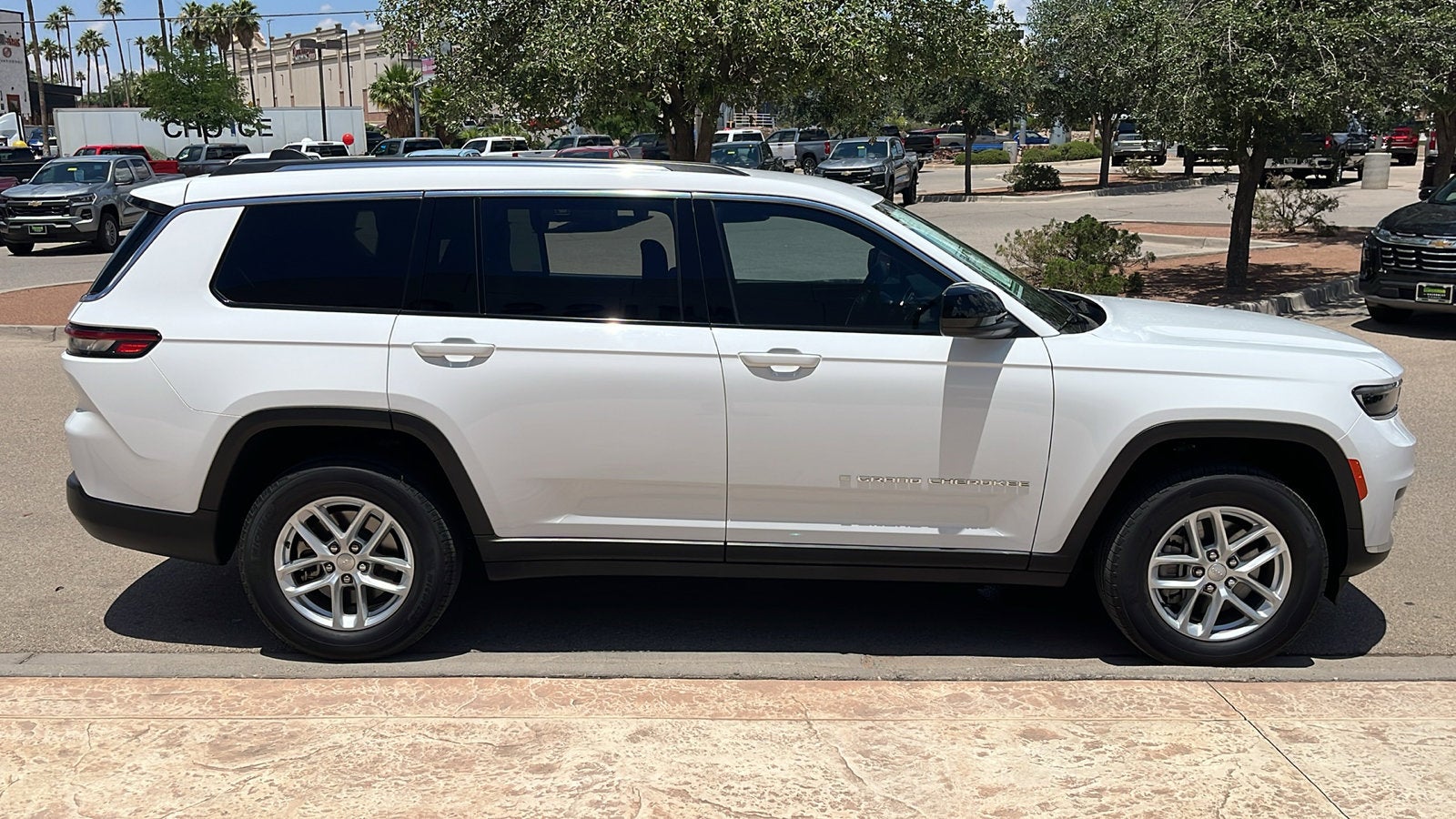 2023 Jeep Grand Cherokee L Laredo 4x4