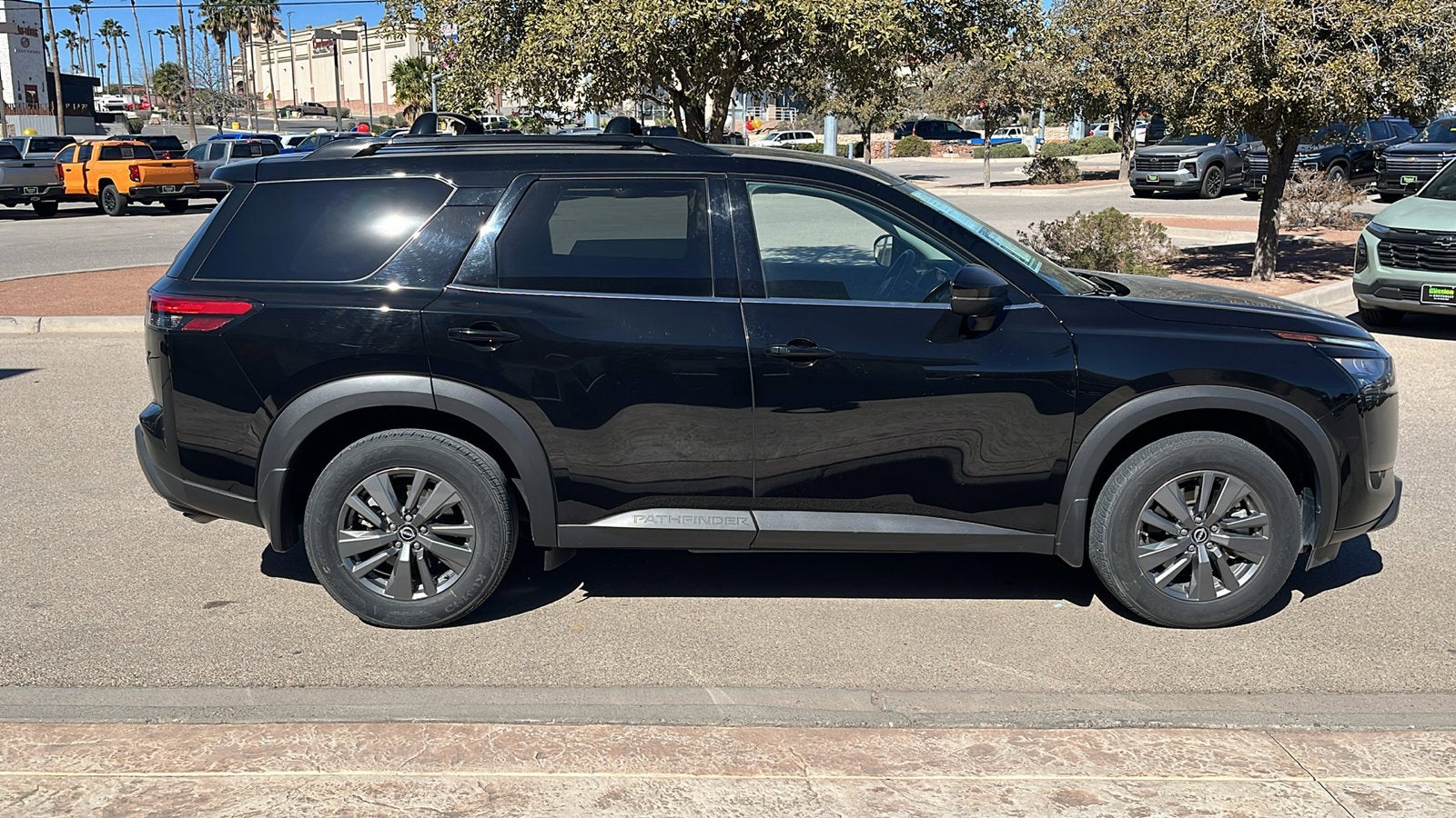 2024 Nissan Pathfinder SV