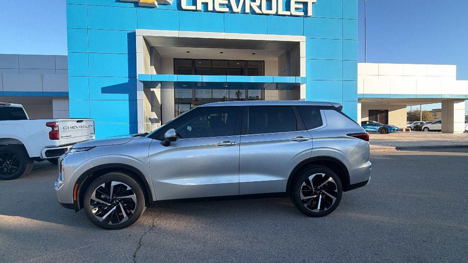 2023 Mitsubishi Outlander SE