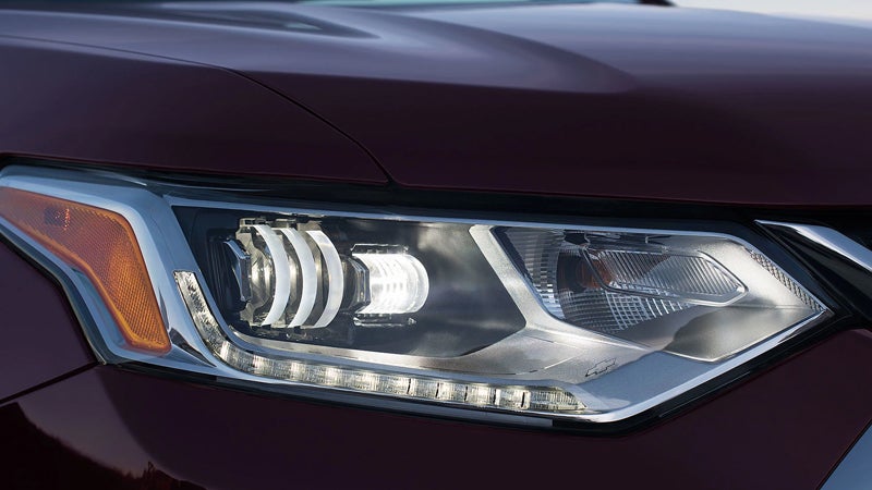 Close-up of the 2018 Chevrolet Traverse HID headlight and LED daytime running lamp design.