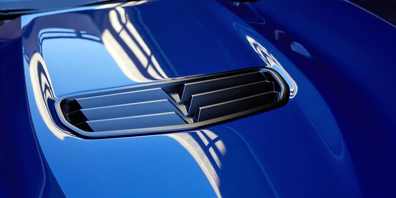 Extreme close-up of the Camaro’s functional hood vent with aerodynamic contours and gloss black slats.